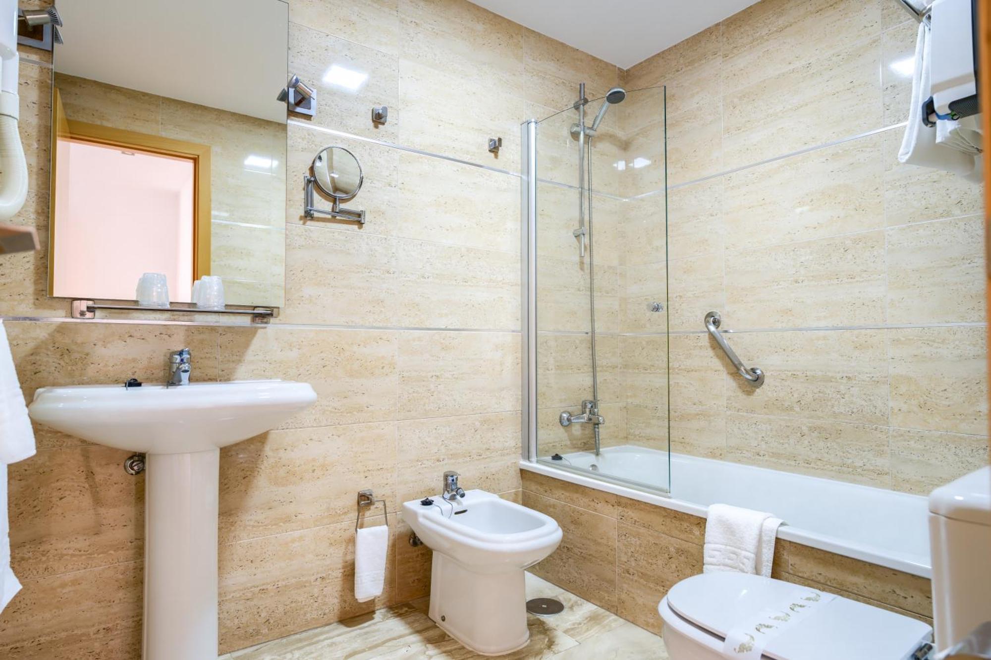 Hotel Apartamentos Loto Conil Conil de la Frontera Kültér fotó